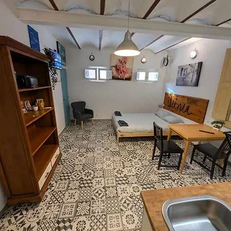 Barcelona With Private Kitchen, Toilet & Shower 20min From The Center 5min To The Daire *